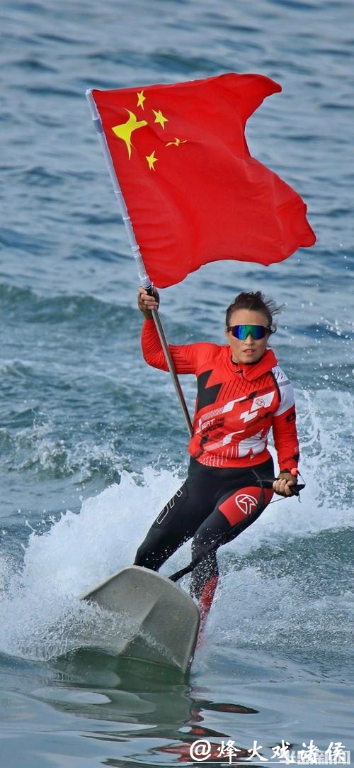 青岛故事｜拳台赢，浪尖也赢！从散打女王到海上飞人，这位青岛阿姨太飒了
