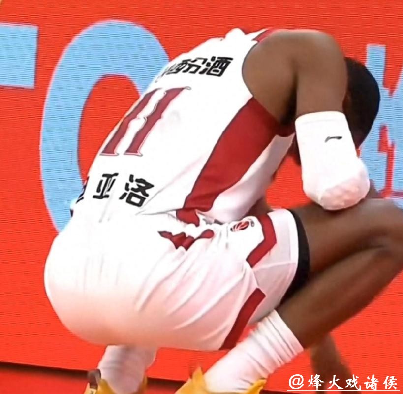 这都不吹?山西全队气晕:迪亚洛肘击开道裁判装瞎,郑永刚末节布置了个啥? 这都不吹?山西全队气晕:迪亚洛肘击开道裁判装瞎,郑永刚末节布置了个啥?